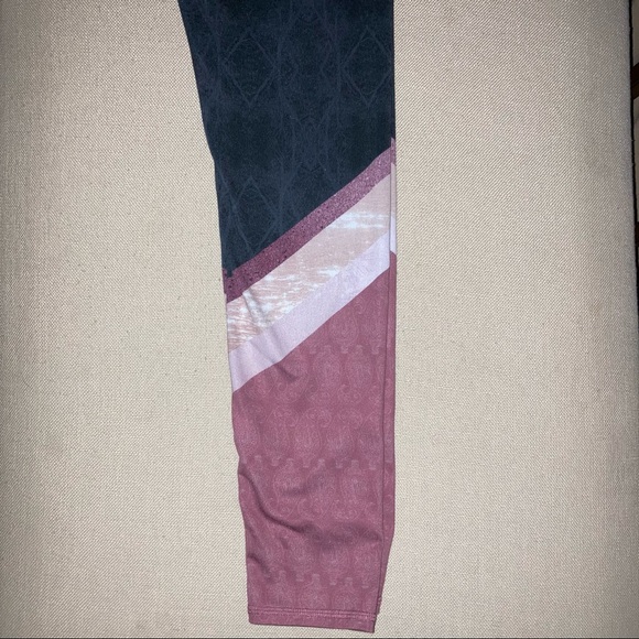 ALO Yoga Airbrush Tree Lace Leggings S FINAL PRICE - Picture 4 of 8